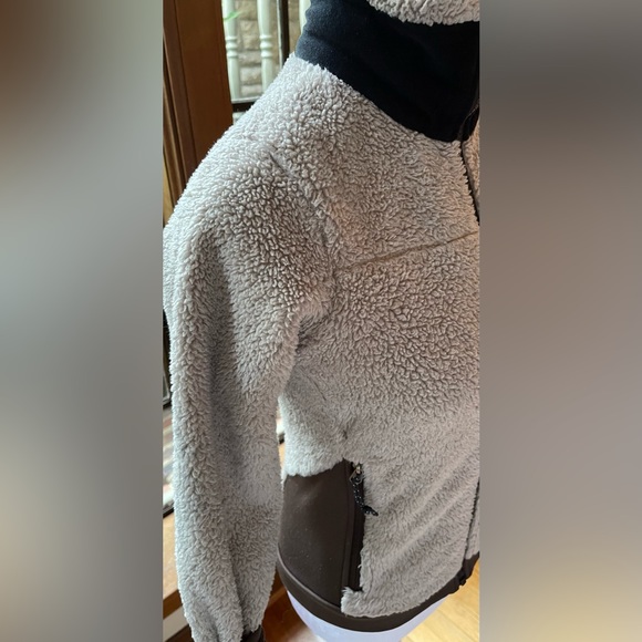 Mountain Hardware Retro women’s fleece jacket. Excellent condition! See pics - Picture 2 of 8